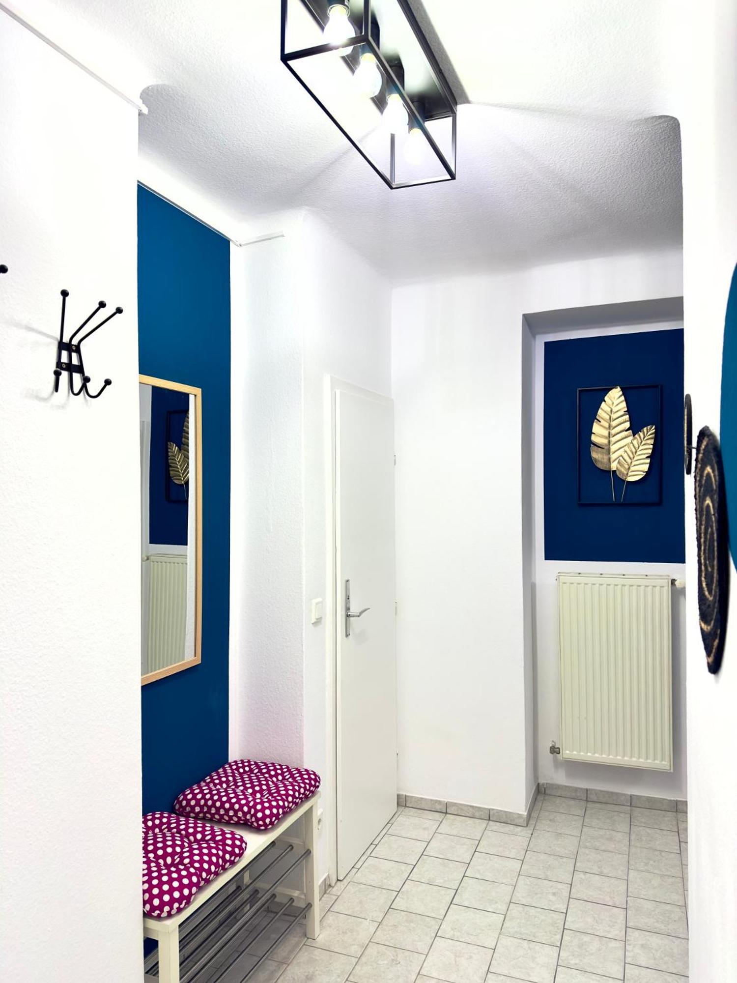 Design 3 Bedroom Near Main Train Station Apartment *